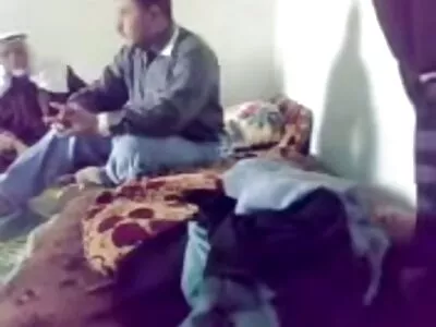 Tini leveszi bugyiját, hogy családi pornok maszturbáljon