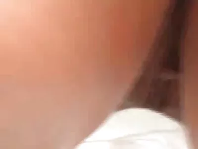 Irina szexi fiatal szőke, és soha nem volt anális, és ma van az ő családisex napja.
